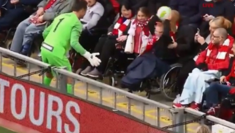 Ο Ντούντεκ σταμάτησε το ματς με την Μίλαν για να παίξει με ένα παιδάκι σε αναπηρικό αμαξίδιο! (vid)