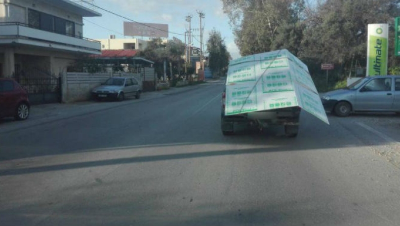 Απίθανος οδηγός στα Χανιά σκέπασε ολόκληρο το όχημά του με πλαστικό υαλοπίνακα (pics)