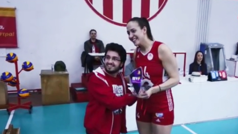 Ολυμπιακός: Ο Γιάννης έδωσε το βραβείο της MVP στην αρχηγό, Στέλλα Χριστοδούλου (vid)