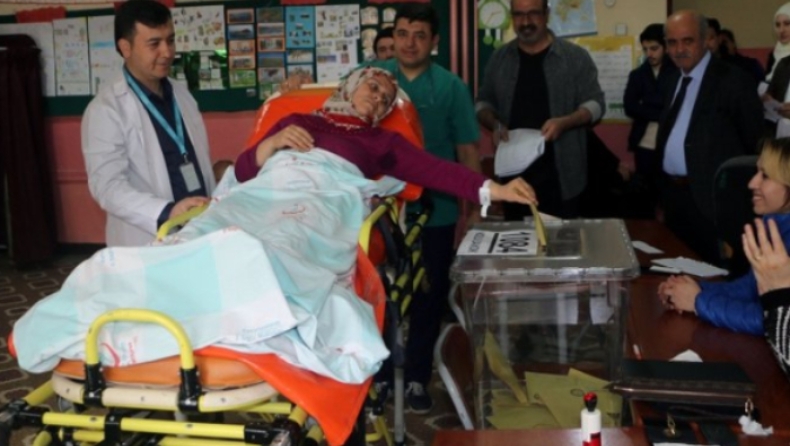 Με ασθενοφόρα και φορεία στα εκλογικά κέντρα και στα παραβάν οι ψηφοφόροι στην Τουρκία (pics)