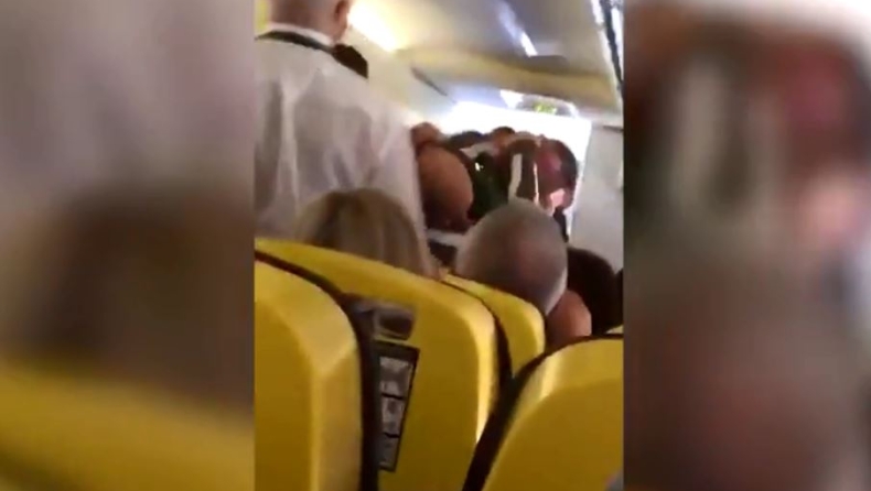 Ξύλο και... δαγκωνιές σε πτήση της Ryanair επειδή επιβάτης δεν φορούσε παπούτσια (vid)