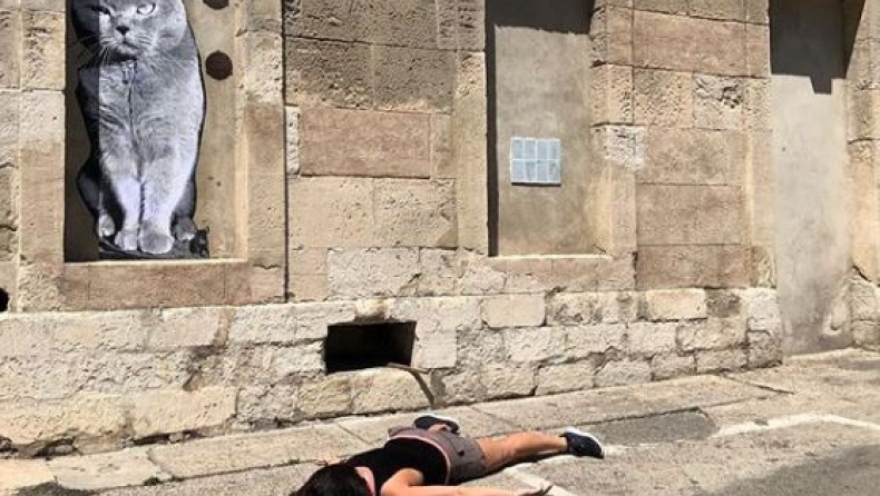 Η πιο μακάβρια Instagrammer: Βγάζει φωτογραφίες ως νεκρή σε τουριστικά σημεία (pics)