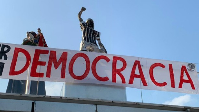 Αγαλμα του Σόκρατες στο γήπεδο για τη Δημοκρατία από τους οπαδούς της Κορίνθιανς (pic)