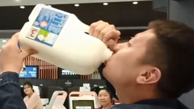 Ταξιδιώτης ήπιε με μία ανάσα 2,5 λίτρα γάλα επειδή δεν το πέρναγαν στον έλεγχο του αεροδρομίου (vid)