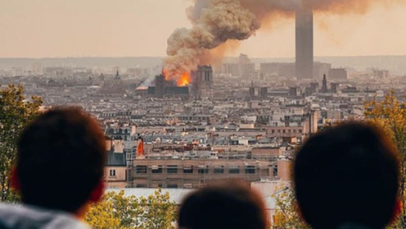 Παναγία των Παρισίων: Κάτοικοι και τουρίστες παρακολουθούν την καταστροφή ενός μνημείου 1.000 ετών! (vids)