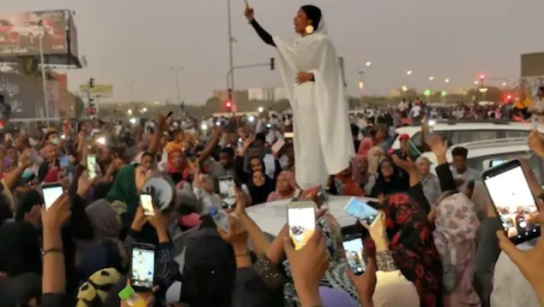 Η γυναίκα σύμβολο των διαδηλώσεων στο Σουδάν δέχεται απειλές για τη ζωή της (pic & vid)