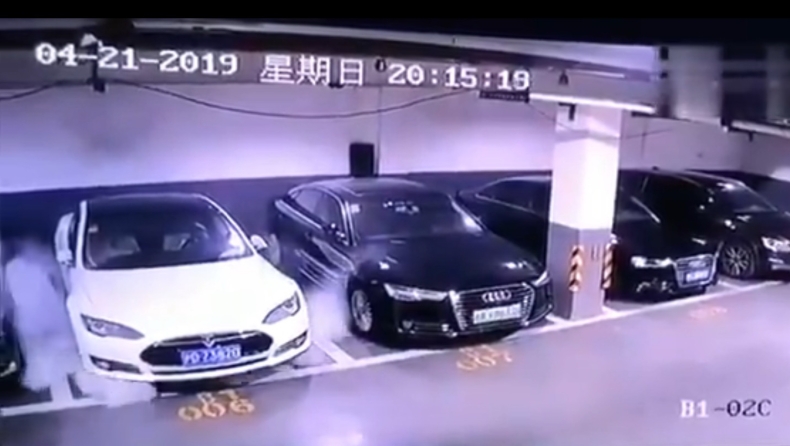 Παρκαρισμένο Tesla ανατινάχτηκε στην Κίνα (vid)