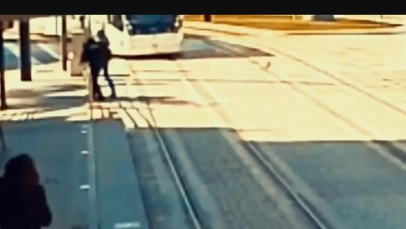 Αστυνομικός σώζει την τελευταία στιγμή τυφλή γυναίκα που βρισκόταν στις ράγες του τραμ (vid)