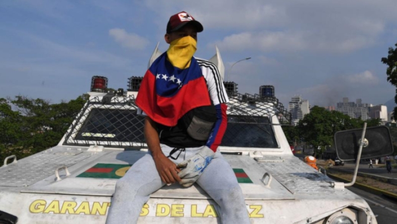 Βενεζουέλα: Σε εξέλιξη απόπειρα πραξικοπήματος, στα πρόθυρα εμφυλίου η χώρα (vids)