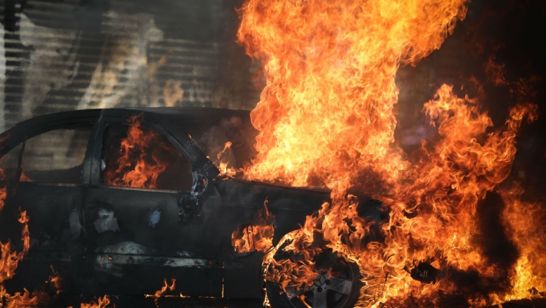 Έκαψαν αυτοκίνητο αστυνομικής συντάκτριας, επίθεση στο Α.Τ Καισαριανής (vids)