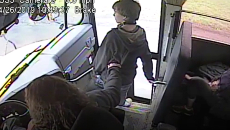 Οδηγός λεωφορείου σώζει την τελευταία στιγμή μαθητή από διερχόμενο όχημα (vid)