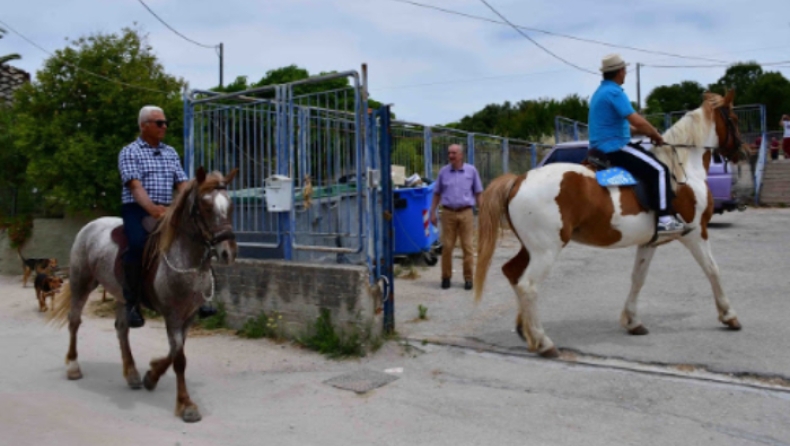 Πήγαν να ψηφίσουν, καβάλα... στα άλογά τους (pics & vid)