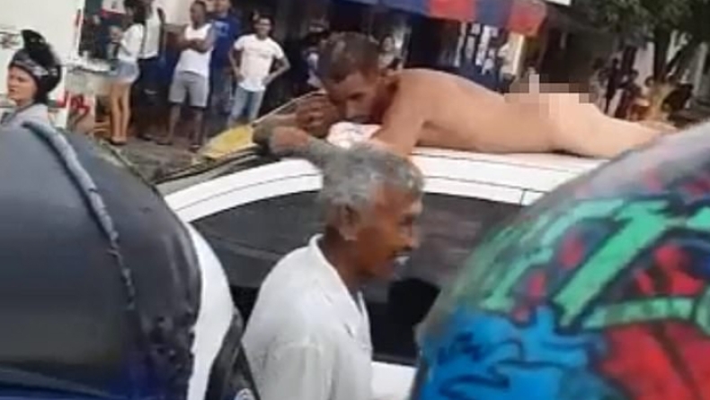 Άπιστος άντρας εξαναγκάστηκε από τη σύντροφό του να ξαπλώσει γυμνός σε SUV για να τον συγχωρέσει (vid)