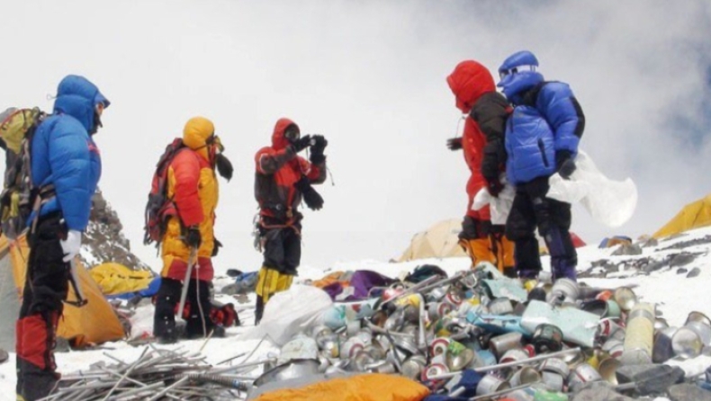 Τρεις τόνους σκουπίδια μάζεψαν ορειβάτες κι εθελοντές από τις πλαγιές του Έβερεστ (vids)