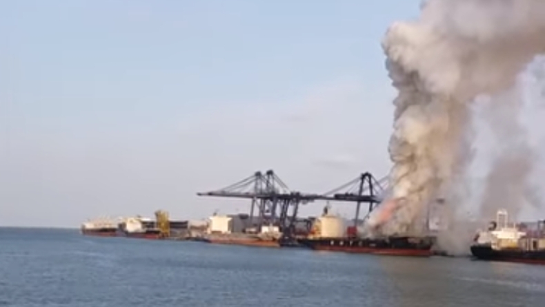 Ταϊλάνδη: Ξέσπασε φωτιά σε πλοίο με χημικά και 130 άνθρωποι πήγαν στο νοσοκομείο (vid)