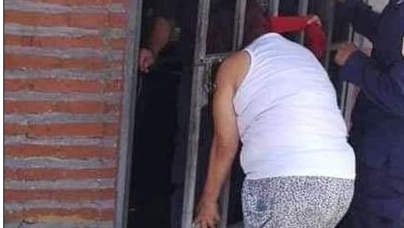 Κουτσομπόλα σφήνωσε το κεφάλι της στην πόρτα για να «κατασκοπεύσει» τους γείτονες (pics)