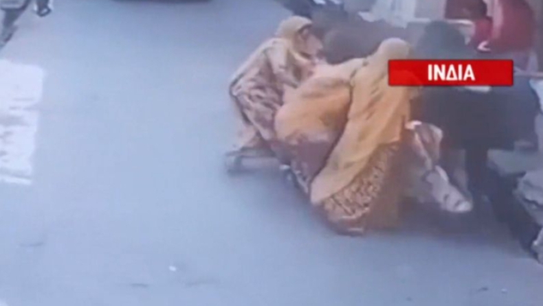 Ταύρος χτυπάει με απίστευτη δύναμη γυναίκα και ρίχνει το μωρό που κρατούσε στο έδαφος (vid)