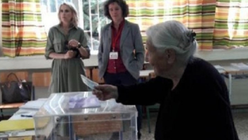 Εκλογές 2019: Ψηφοφόρος 103 ετών στα Ιωάννινα (pics)