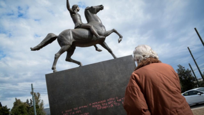 Στόχος αγνώστων το άγαλμα του Μεγάλου Αλεξάνδρου στο κέντρο της Αθήνας (pics)