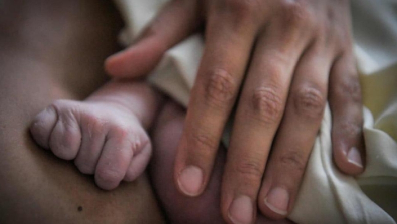 Άντρες του ΕΚΑΒ και της Τροχαίας ξεγέννησαν μωρό στα διόδια Λεπτοκαρυάς (pics & vid)