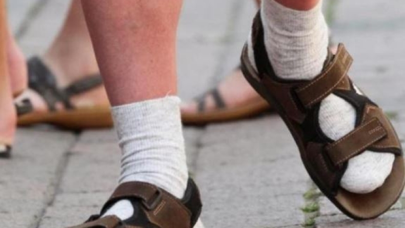 H εκδίκηση του Γερμανού τουρίστα: Στην μόδα το σανδάλι με κάλτσα (pics)
