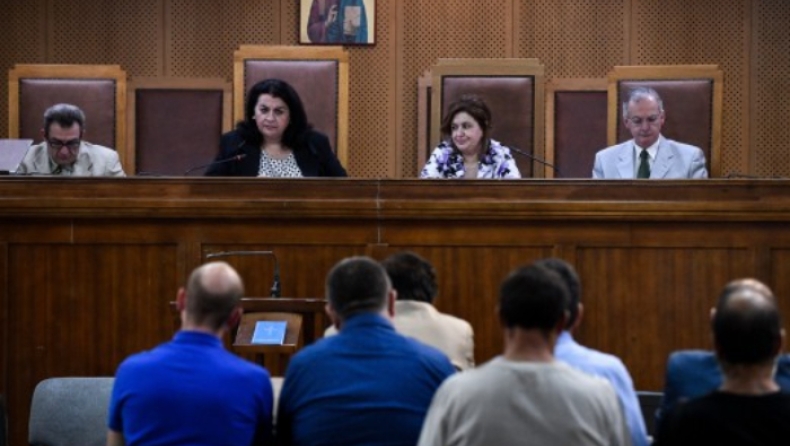 Δίκη Χρυσής Αυγής: Οι «συμπτώσεις» το βράδυ της δολοφονίας Φύσσα κι η οργή της προέδρου για τους απόντες κατηγορούμενους