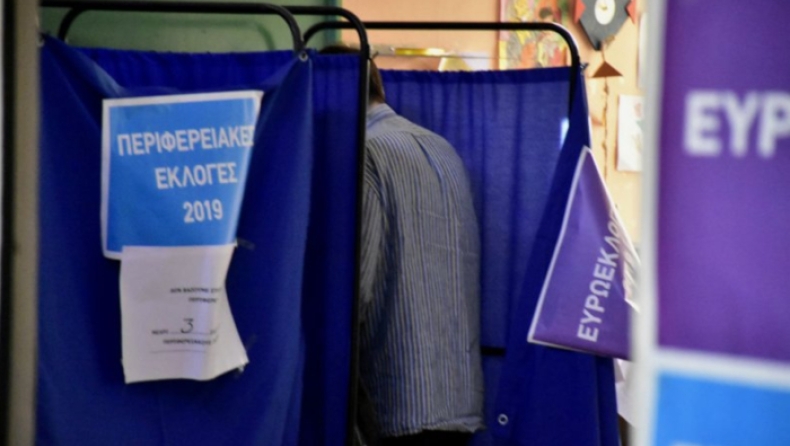 Εκλογικοί αντιπρόσωποι πιάστηκαν στα χέρια σε εκλογικό κέντρο για την ψήφο ηλικιωμένου