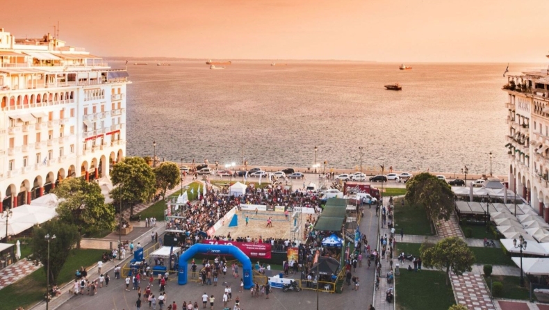 Το beach volley στην πλατεία Αριστοτέλους γίνεται θεσμός