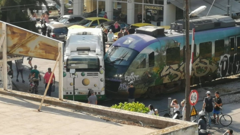 Συρμός προαστιακού συγκρούστηκε με γεμάτο λεωφορείο στη Λιοσίων (pic)