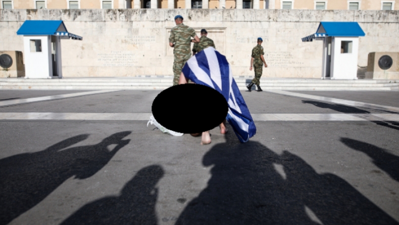 Athens Pride 2019: Ένας τύπος έκανε παρέλαση γυμνός, μόνο με την ελληνική σημαία (pic)
