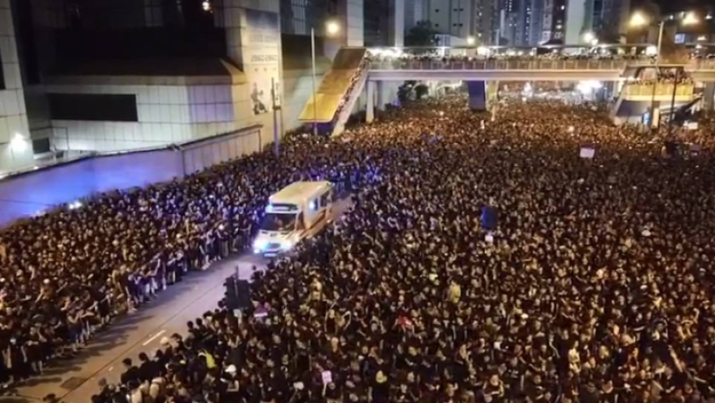 Η στιγμή που χιλιάδες διαδηλωτές άνοιξαν διάδρομο σε δευτερόλεπτα για να περάσει ασθενοφόρο (vid)