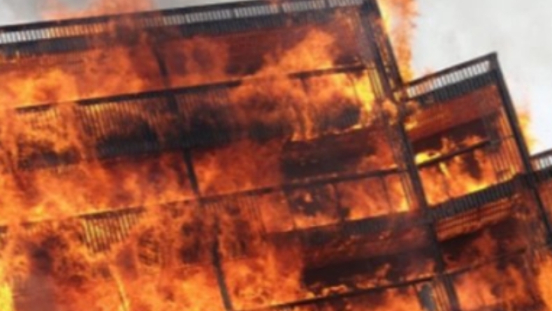 Πολυκατοικία παραδόθηκε στις φλόγες: Έξι όροφοι φλέγονται (vid)