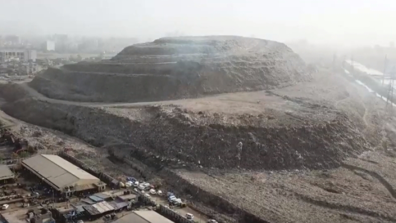 Το «βουνό των σκουπιδιών» στην Ινδία θα ξεπεράσει σε ύψος το Ταζ Μαχάλ (pics)