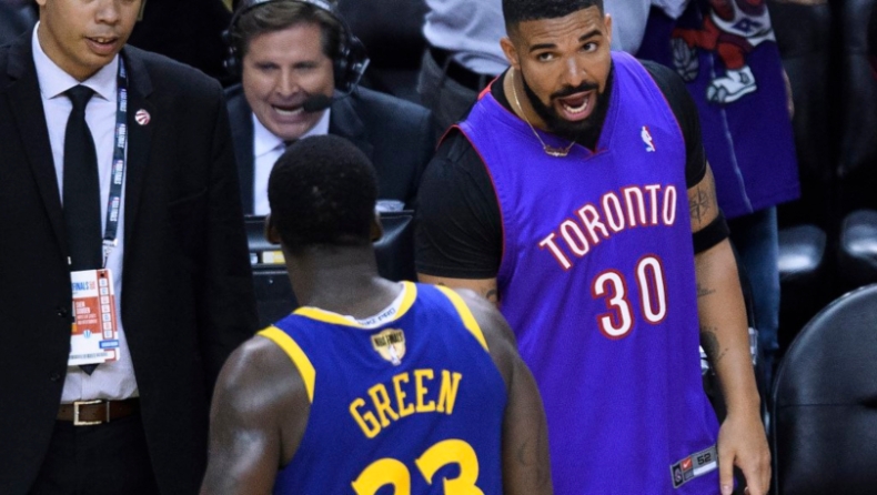Γκριν: Βολτάρει στο Τορόντο με μπλούζα Drake! (vid)