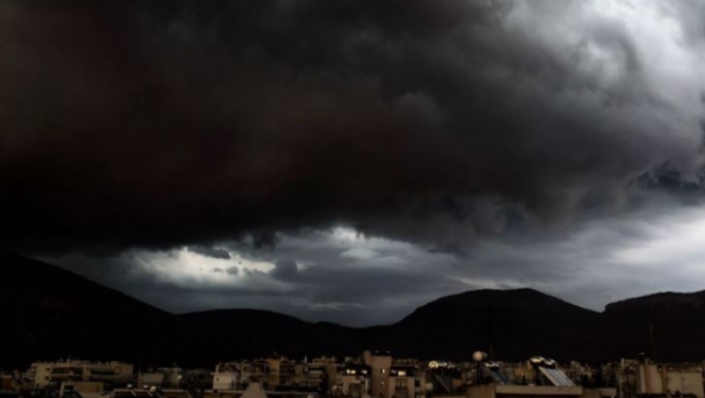 Άνοιξαν οι ουρανοί στην Αττική: Σφοδρή βροχόπτωση και προβλήματα στην κυκλοφορία