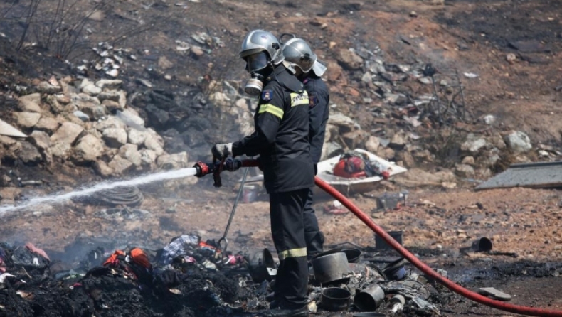 Πυρκαγιά στη Φυλή: Νεκρός από αναθυμιάσεις φύλακας εργοστασίου (vid)