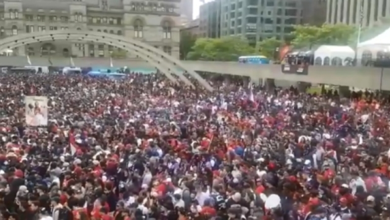 Χιλιάδες κόσμος 3 ώρες πριν την παρέλαση των Ράπτορς (vids)