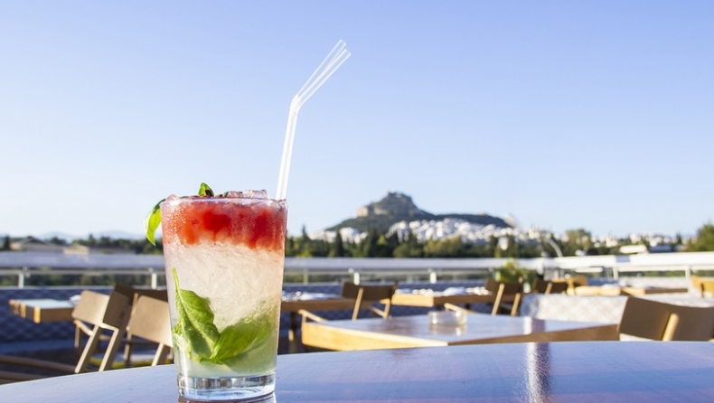 5 cocktails που πρέπει να δοκιμάσεις με θέα όλη την Αθήνα