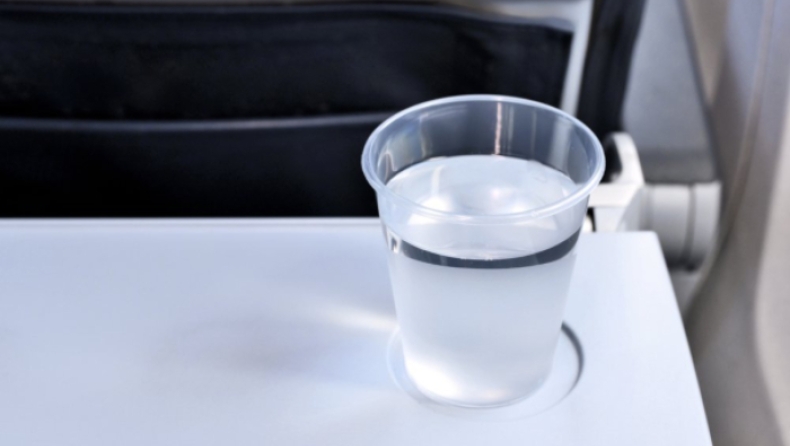 Έκανε αγωγή σε αεροπορική εταιρεία επειδή αρνήθηκαν να της προσφέρουν νερό επί μία ώρα