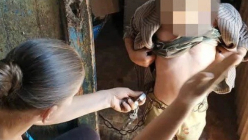 Φρίκη στην Ουκρανία: Κρατούσε αλυσοδεμένο τον γιο του στον αχυρώνα για να «μάθει τρόπους» (pics)