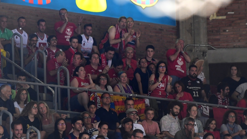 Σάλος στην Ισπανία: Υποχρέωσαν αντίπαλο οπαδό να βγάλει τη φανέλα για να μπει στο γήπεδο (vid)