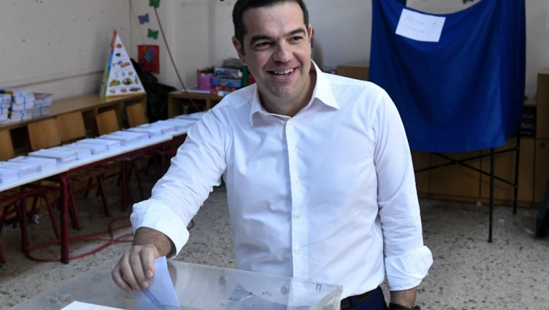 Εκλογές 2019: Ψήφισε ο Τσίπρας, «ο λαός δεν ξεχνά Μητσοτάκη-Σαμαρά», φώναζε ο κόσμος (vid)