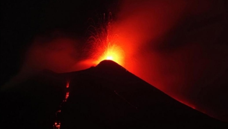 «Ξύπνησε» η Αίτνα: Εντυπωσιακές εικόνες από το ηφαίστειο της Σικελίας (vids)