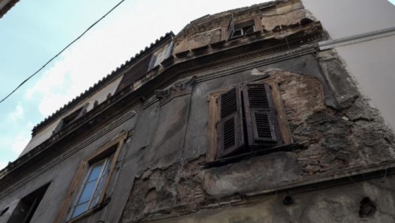 Κατεδαφίζονται 13 κτήρια στην Αθήνα μετά τον σεισμό (vids)