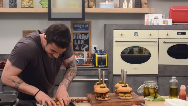 Τα γευστικά και ζουμερά Burgers του Άκη! (vid)