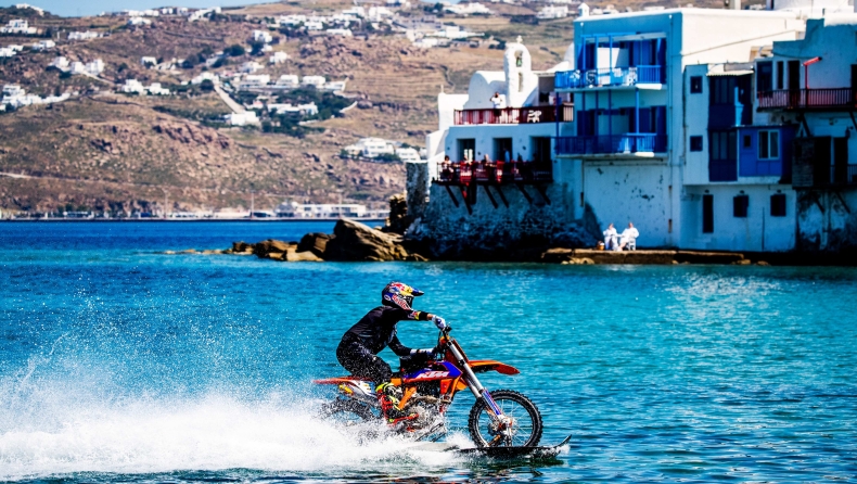 O Robbie Maddison οδηγεί τη μοτοσυκλέτα του μέσα στη θάλασσα της Μυκόνου! (pics & vid)