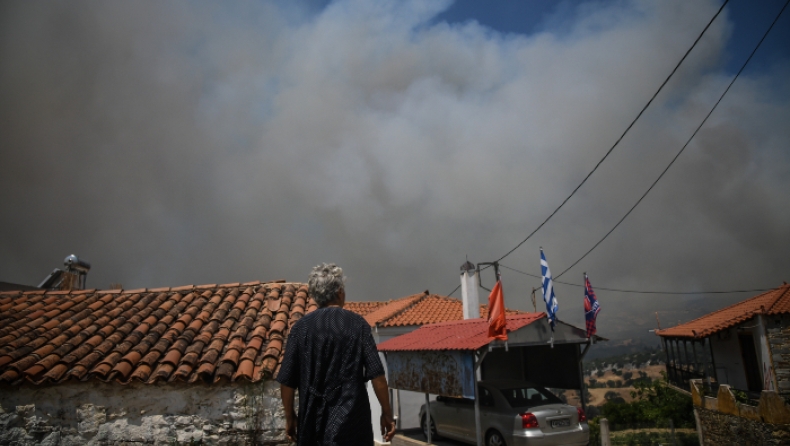 Οι πυροσβέστες συνεχίζουν τη μάχη με τις φλόγες στην Εύβοια (pics & vids)