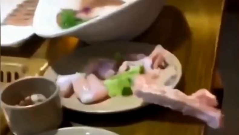 Ανατριχιαστικό video: Ένα κομμάτι ωμού κρέατος, κουνιέται και φεύγει από το πιάτο! (vid)
