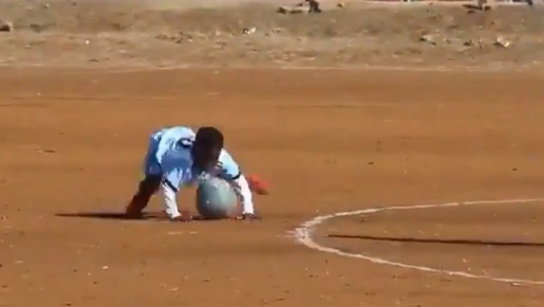 Πιτσιρίκια στη Μοζαμβίκη κάνουν τα πιο τρελά κόλπα σε αγώνα ποδοσφαίρου (vid)