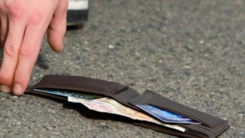 Στρατιωτικός βρήκε και παρέδωσε σε Τούρκο τουρίστα πορτοφόλι με 1.800 ευρώ